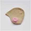 Žalsvai rožinė kepurytė su gėlėm