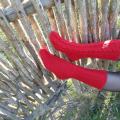 Raudonos kojinytės šiltam vakarui