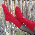 Raudonos kojinytės šiltam vakarui
