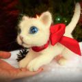DwarvenSoul - Katinėlis Sniegelis - veltos merino vilnos pozuojantis žaislas - baltas kačiukas