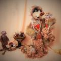 DwarvenSoul - Nerta pelytė / Slaptoji nykštukė Lėlininkė ir jos lėlės - interjerinė lėlių kompozicija
