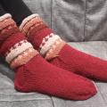 Raudonos vilnonės kojinės