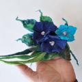 Veltų gėlių kompozicija mėlyna