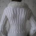 mot baltas megztinis